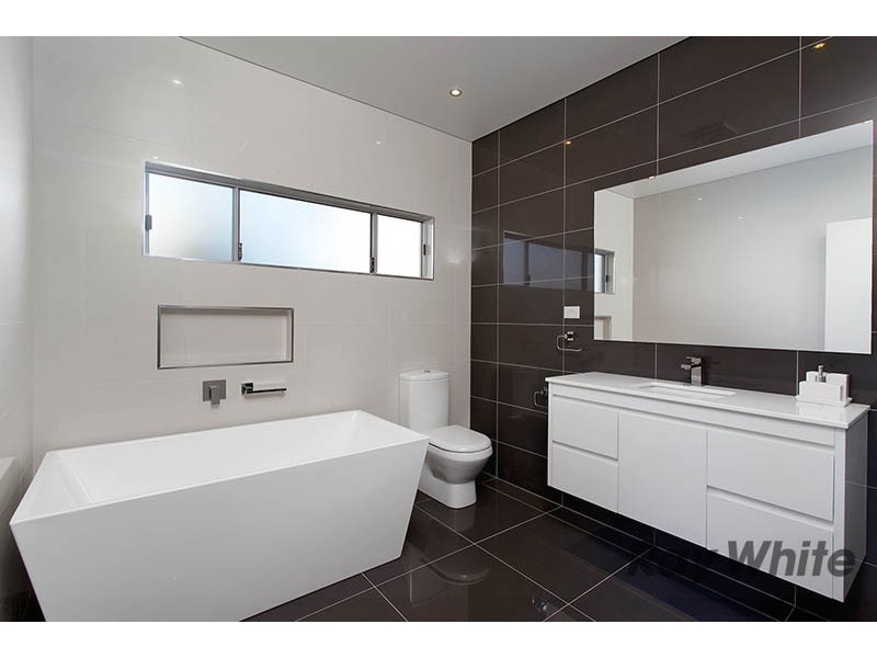 30 London Drive, West Wollongong NSW 2500