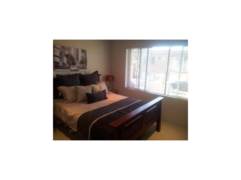 4/10 Myrtle St, Coniston NSW 2500