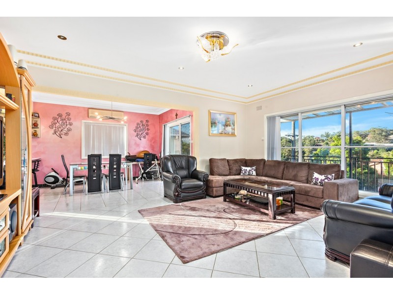 55 Stanleigh Crescent, West Wollongong NSW 2500