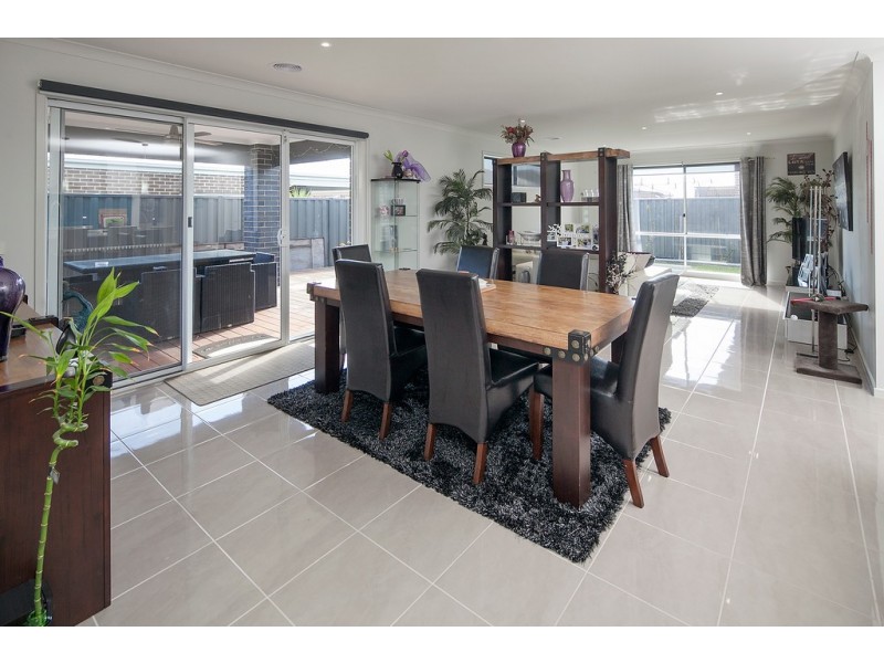28 Minerva Avenue, Cranbourne West VIC 3977