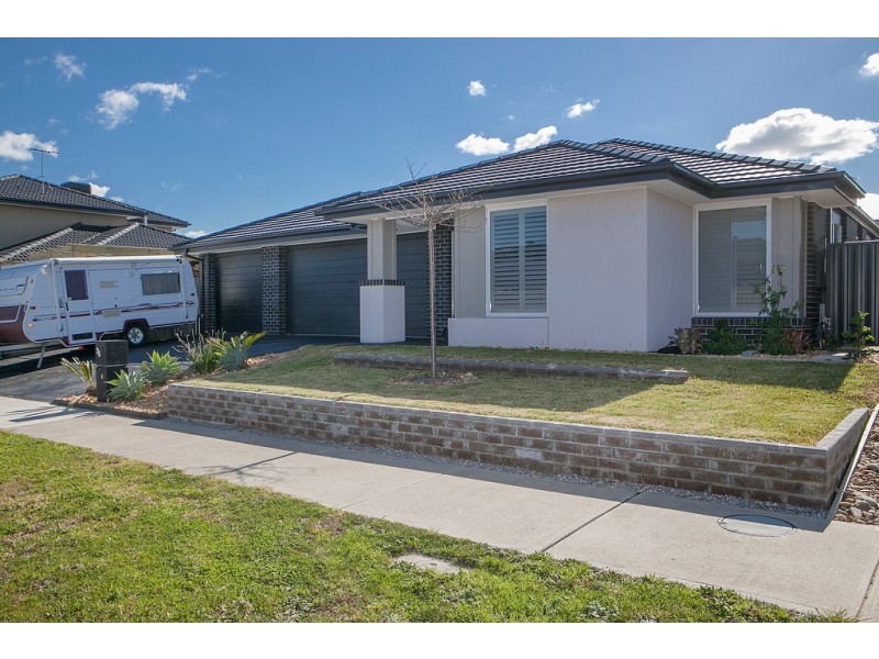 28 Minerva Avenue, Cranbourne West VIC 3977