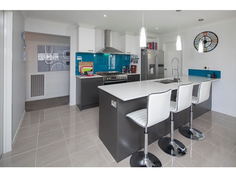 28 Minerva Avenue, Cranbourne West VIC 3977