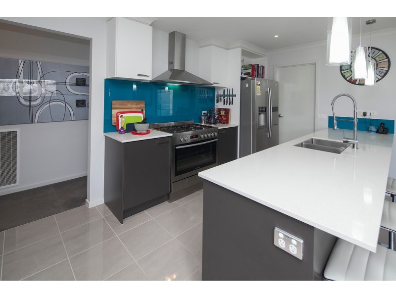 28 Minerva Avenue, Cranbourne West VIC 3977