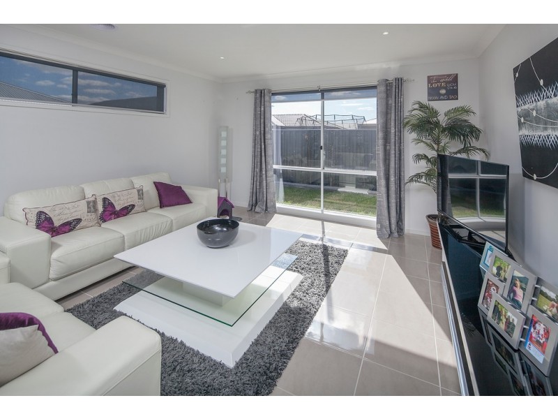 28 Minerva Avenue, Cranbourne West VIC 3977