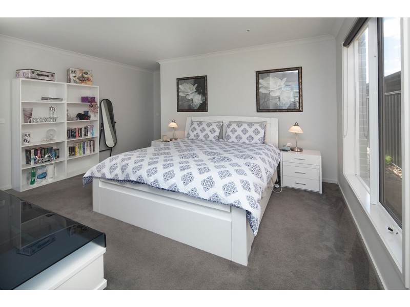 28 Minerva Avenue, Cranbourne West VIC 3977