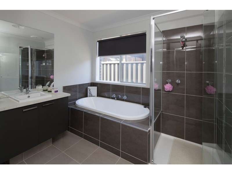 28 Minerva Avenue, Cranbourne West VIC 3977