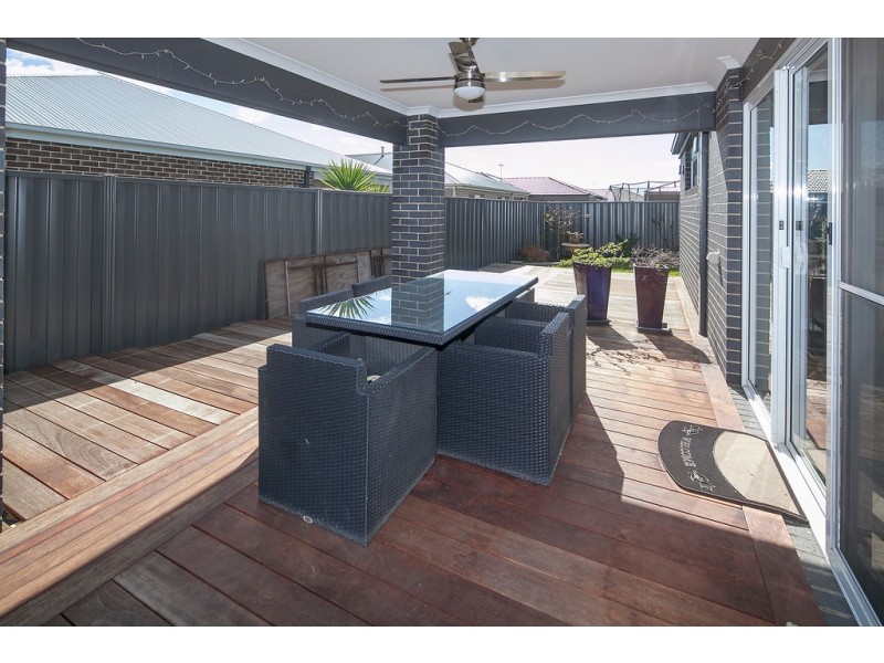 28 Minerva Avenue, Cranbourne West VIC 3977
