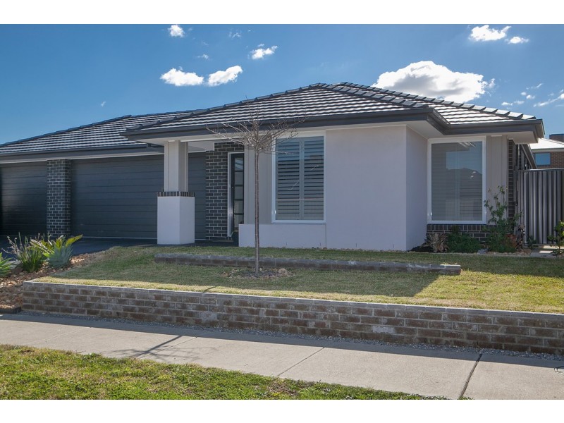 28 Minerva Avenue, Cranbourne West VIC 3977