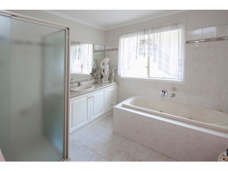 13 Frangipani Close, Endeavour Hills VIC 3802