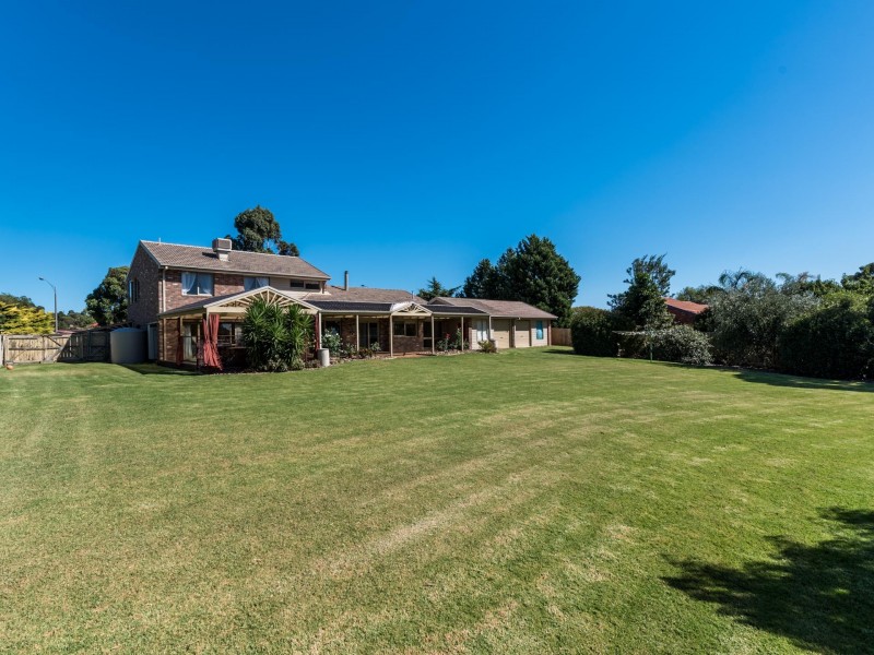 64-70 Kennington Park Drive, Endeavour Hills VIC 3802