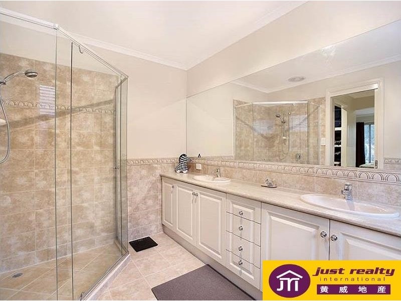 8 Cherrywood Way, Narre Warren South VIC 3805