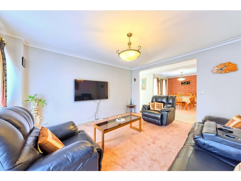 8 Erica Close, Endeavour Hills VIC 3802