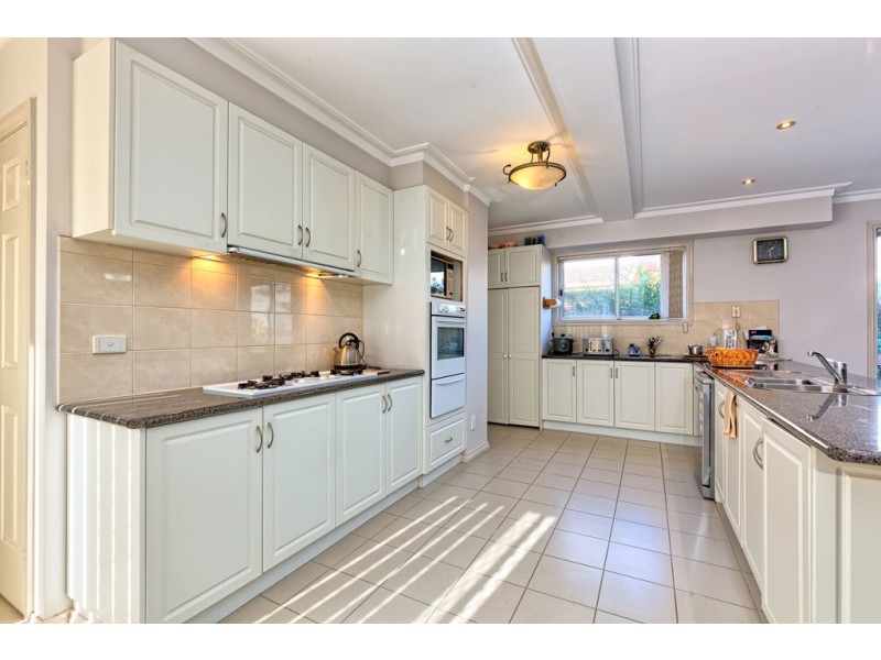 8 Erica Close, Endeavour Hills VIC 3802