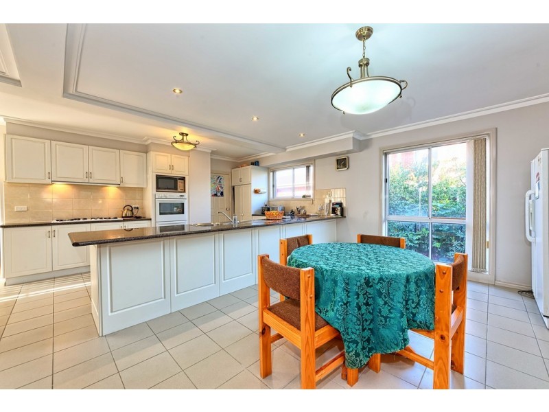 8 Erica Close, Endeavour Hills VIC 3802