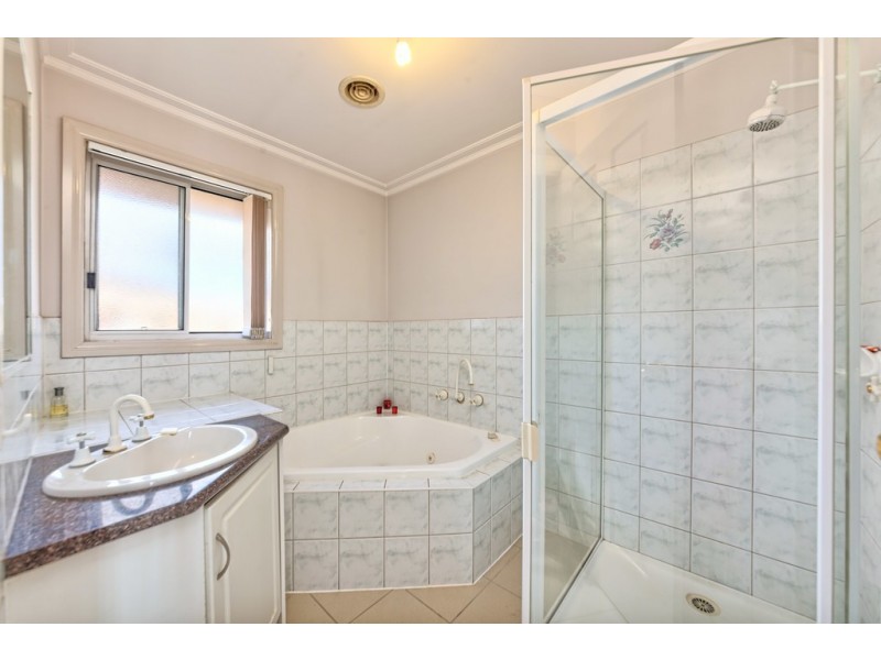 8 Erica Close, Endeavour Hills VIC 3802