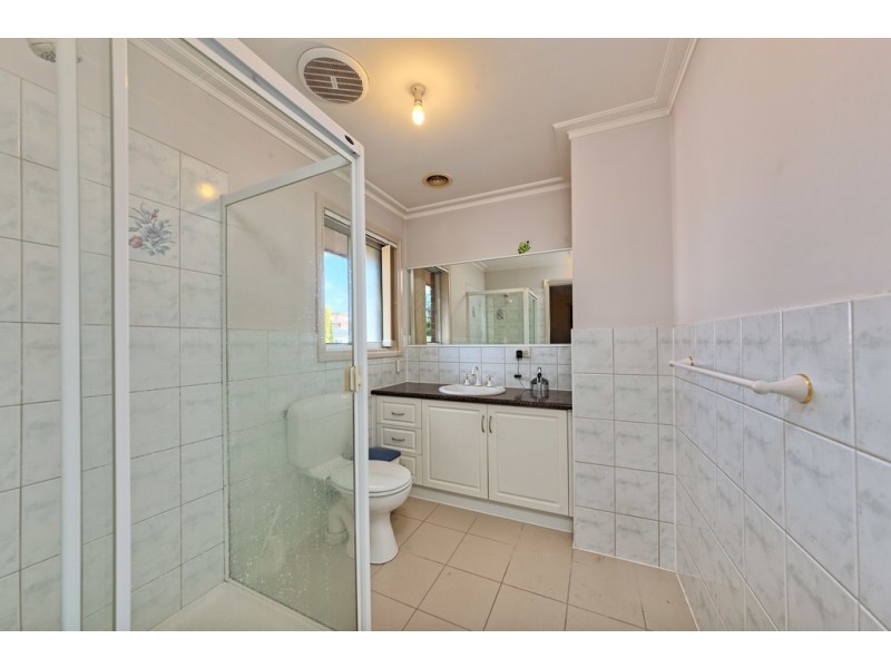 8 Erica Close, Endeavour Hills VIC 3802