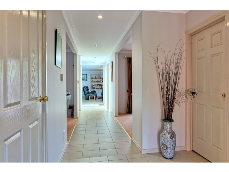 8 Erica Close, Endeavour Hills VIC 3802