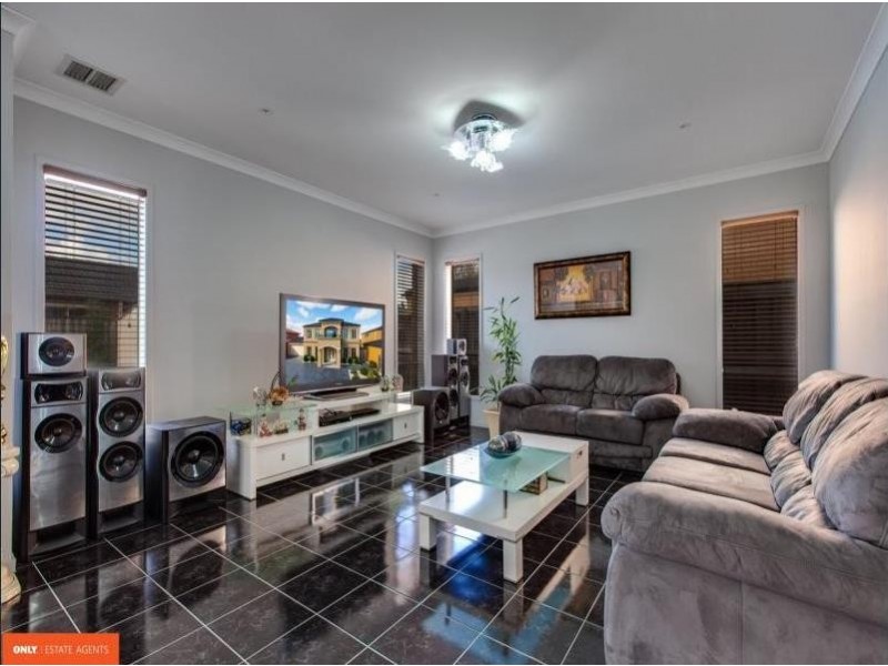 18 Broadleaf Way, Cranbourne VIC 3977