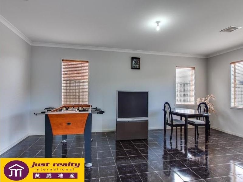 18 Broadleaf Way, Cranbourne VIC 3977