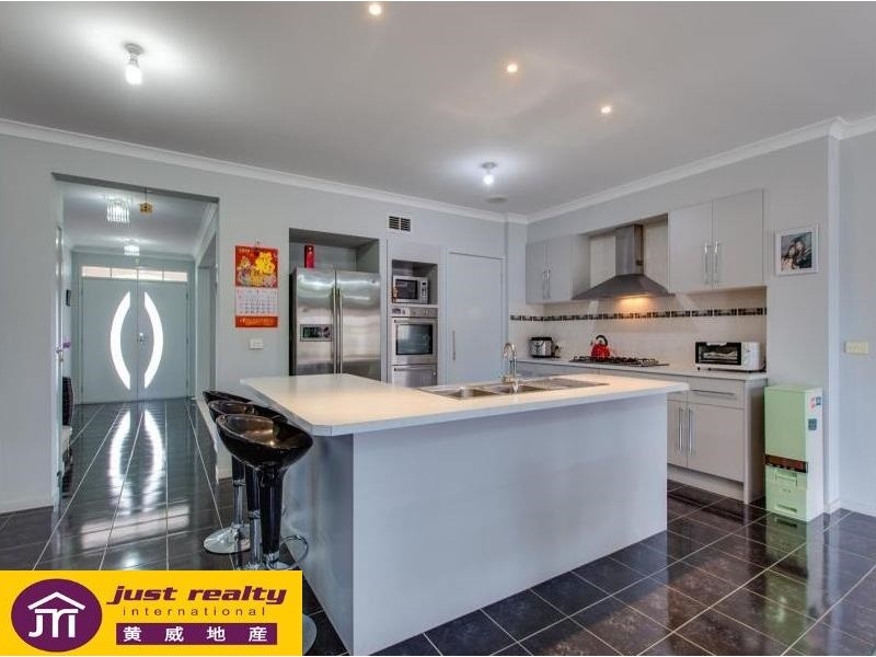 18 Broadleaf Way, Cranbourne VIC 3977