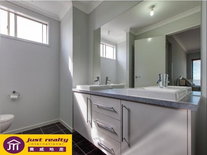 18 Broadleaf Way, Cranbourne VIC 3977