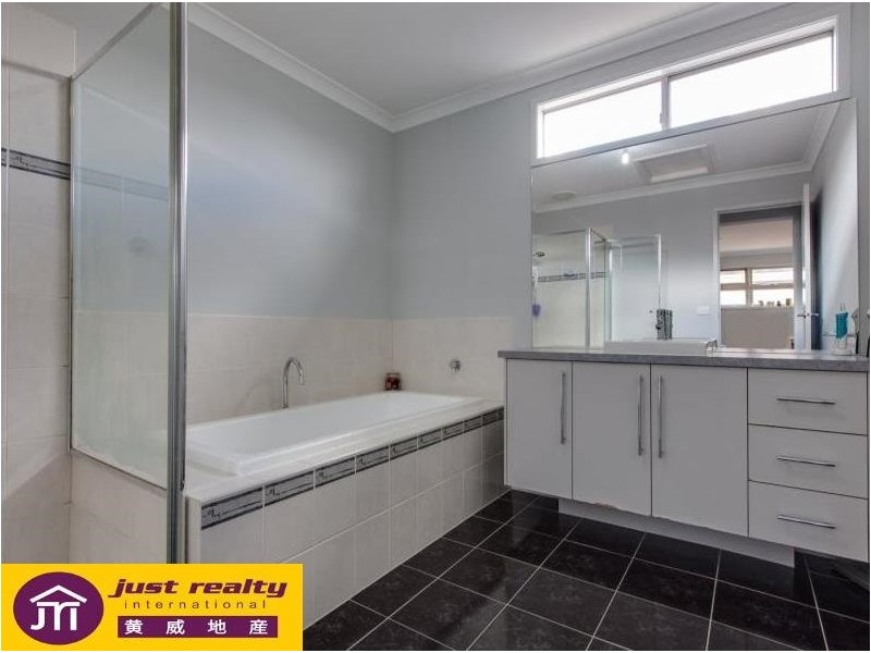 18 Broadleaf Way, Cranbourne VIC 3977