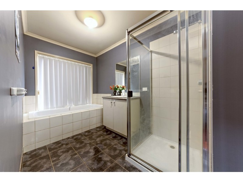 33 Fairhaven Blvd, Cranbourne West VIC 3977