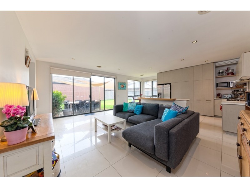 17 Dresden Drive, Waterways VIC 3195