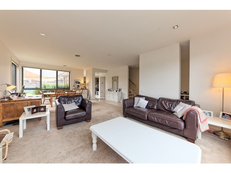 17 Dresden Drive, Waterways VIC 3195