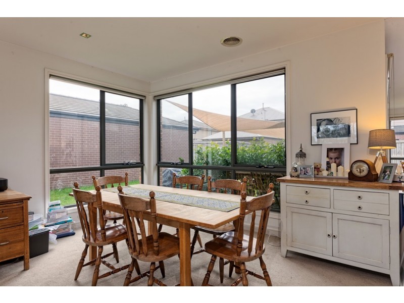 17 Dresden Drive, Waterways VIC 3195