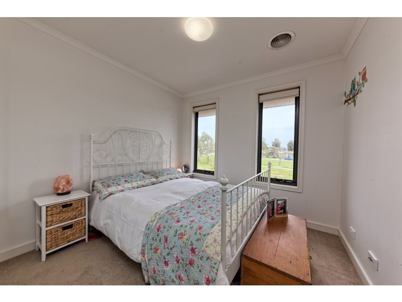 17 Dresden Drive, Waterways VIC 3195