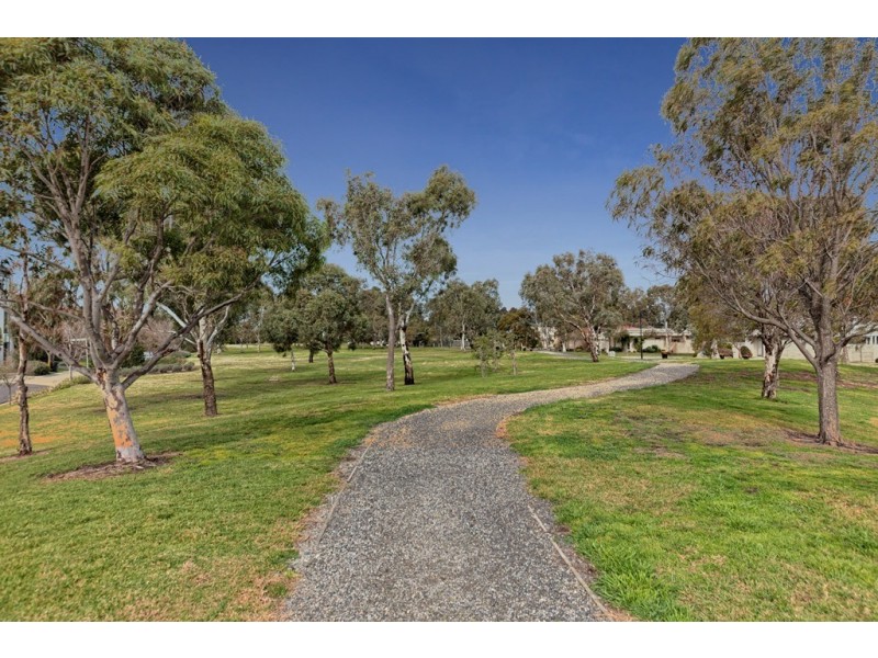 17 Dresden Drive, Waterways VIC 3195