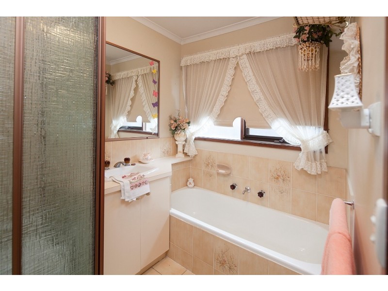 6 Nyora Close, Endeavour Hills VIC 3802