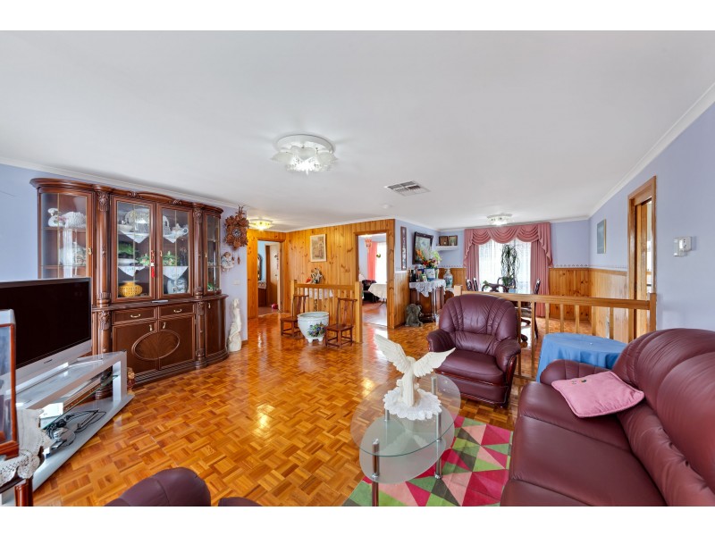 62 Georgette Crescent, Endeavour Hills VIC 3802