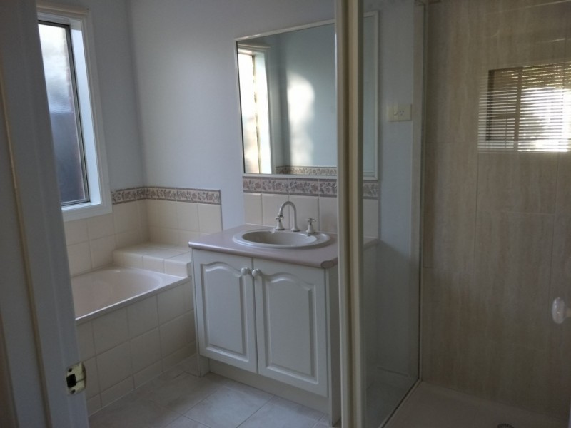 4 Edwin Street, Narre Warren South VIC 3805