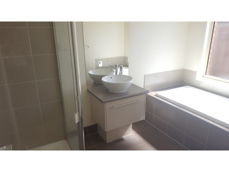 18 Silvergum Place, Cranbourne VIC 3977