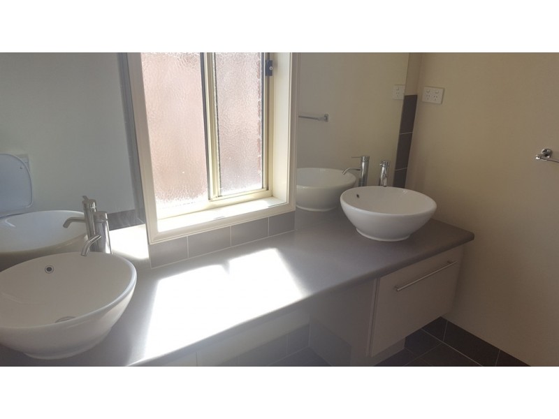 18 Silvergum Place, Cranbourne VIC 3977