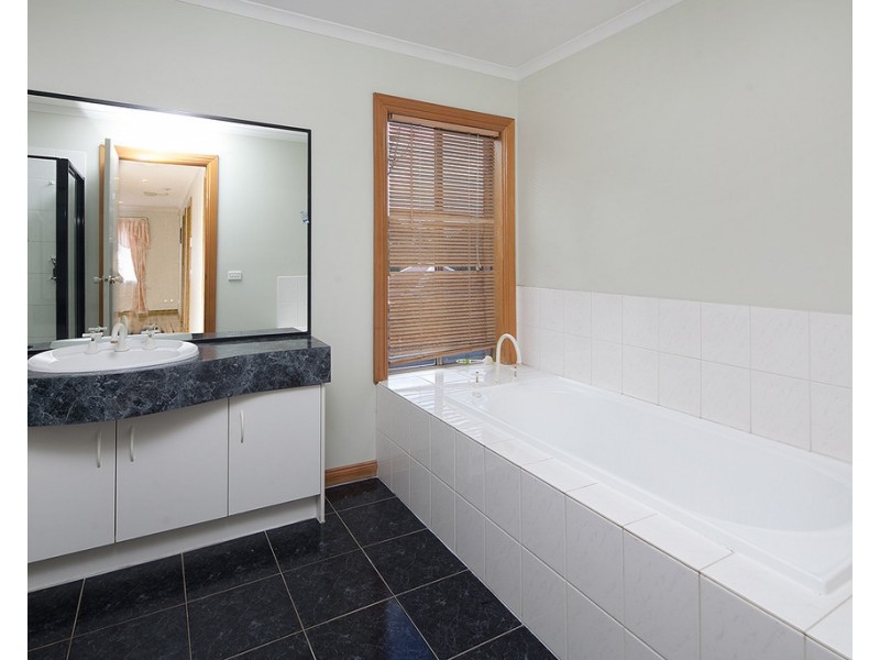 8 Banyalla Drive, Cranbourne West VIC 3977