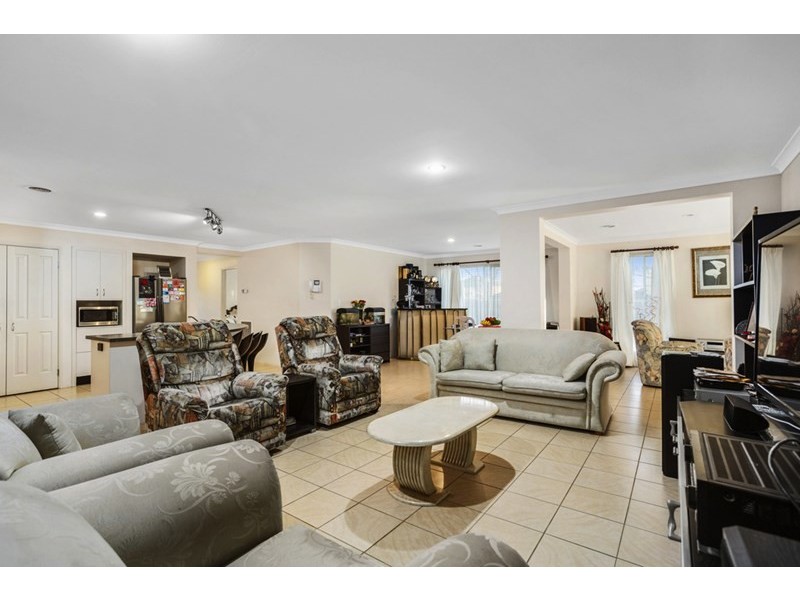 34 BAYNTON CRESCENT, Lynbrook VIC 3975