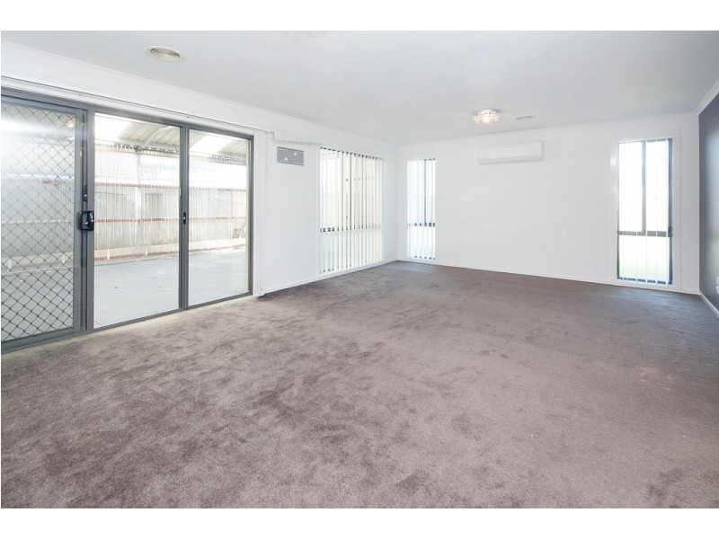 152 Rosebank Drive, Cranbourne North VIC 3977