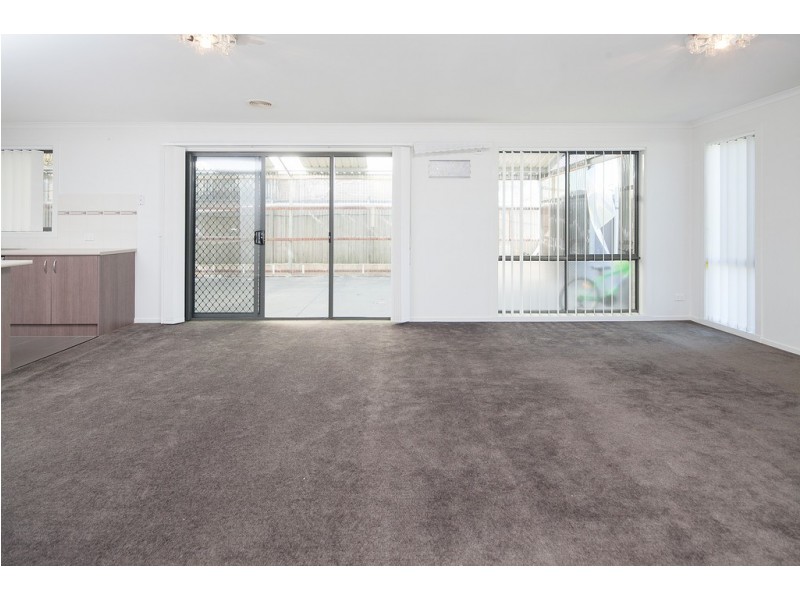 152 Rosebank Drive, Cranbourne North VIC 3977