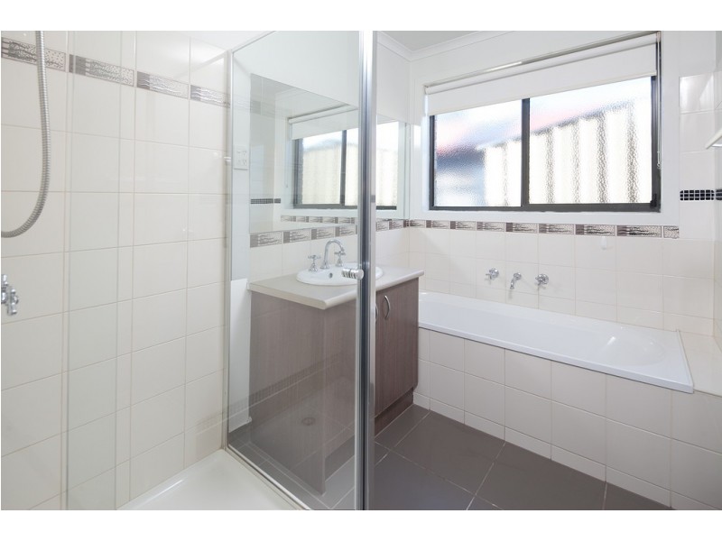 152 Rosebank Drive, Cranbourne North VIC 3977