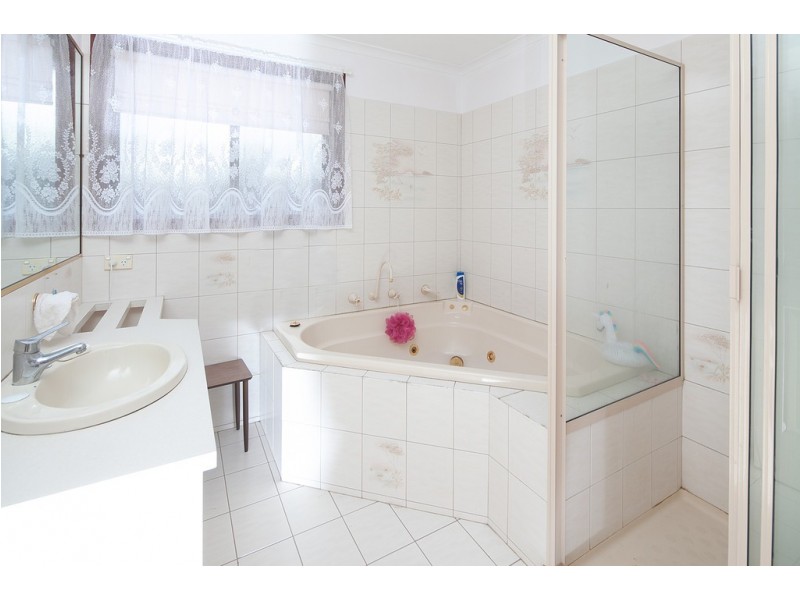 16 George Bass Avenue, Endeavour Hills VIC 3802