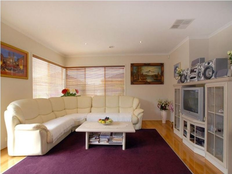 23 Sussex Avenue, Cranbourne North VIC 3977