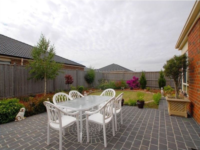 23 Sussex Avenue, Cranbourne North VIC 3977