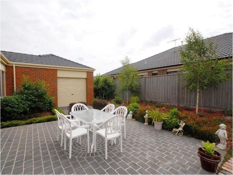 23 Sussex Avenue, Cranbourne North VIC 3977