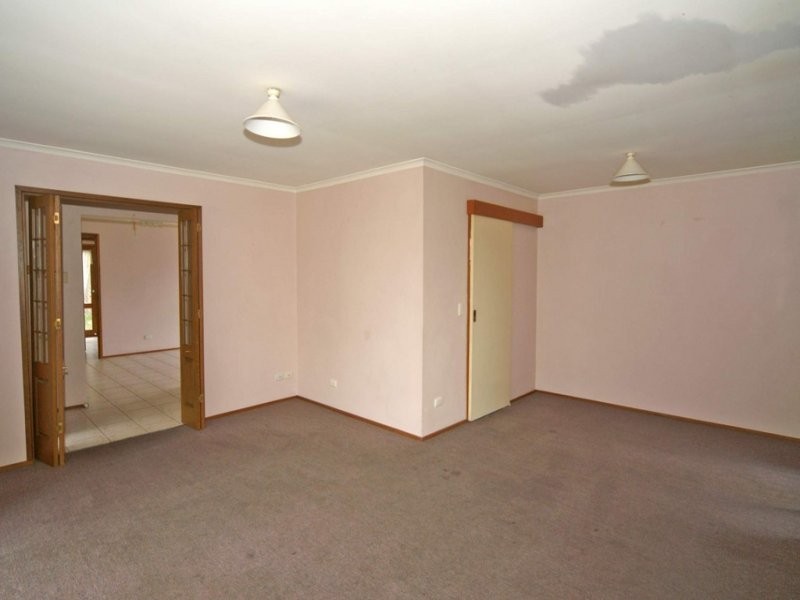 30 Kennington Park Dr, Endeavour Hills VIC 3802