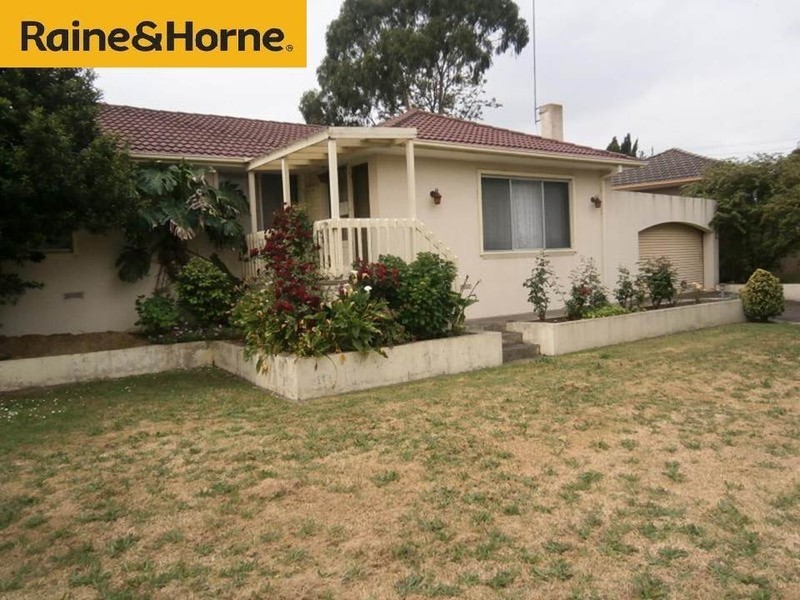 74 Essex Park Dr, Endeavour Hills VIC 3802