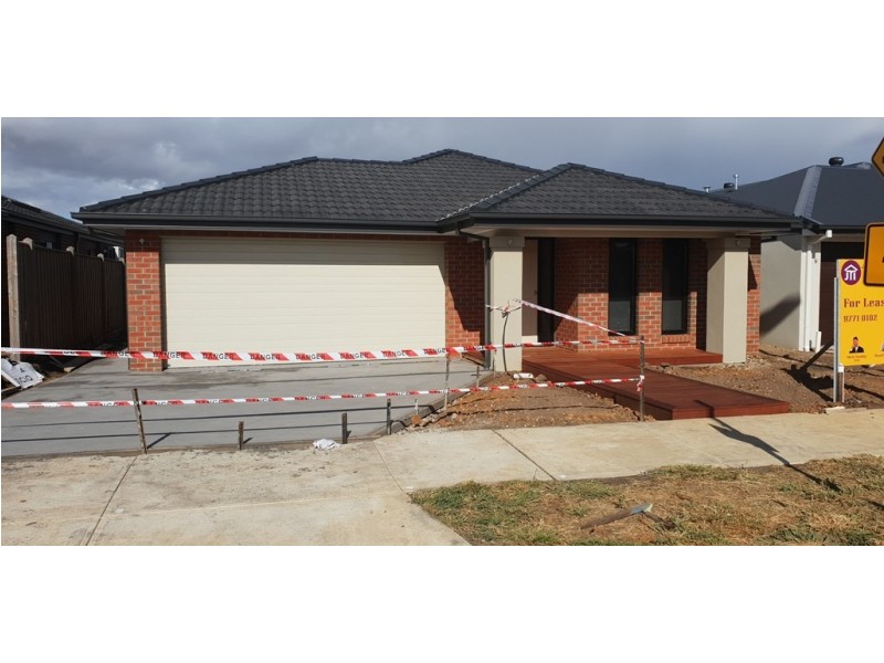 10 Bernfae Ave, Clyde North VIC 3978