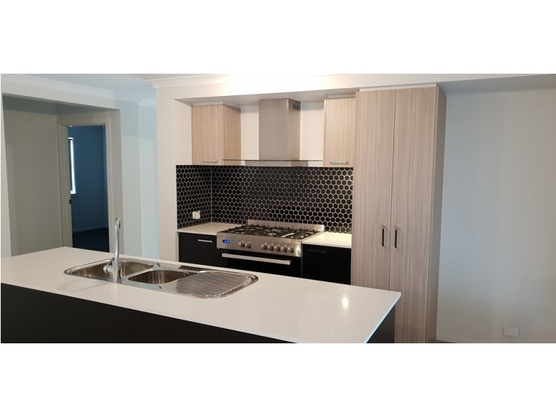 10 Bernfae Ave, Clyde North VIC 3978